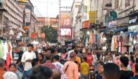 ঈদের শেষেও বাংলাদেশি পর্যটকে গিজগিজ করছে কলকাতা নিউমার্কেট