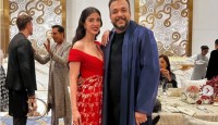 সাবার জুতো হাতে পার্টিতে ঘুরলেন হৃতিক!